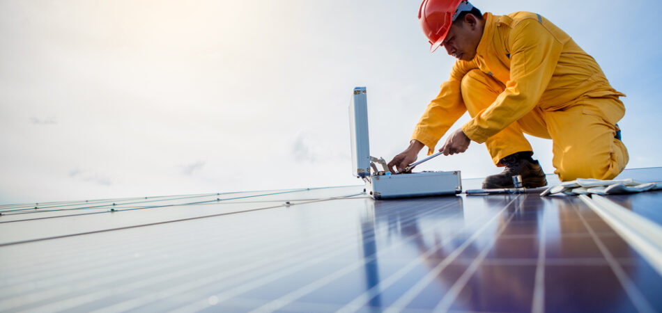 Technician,checks,the,maintenance,of,the,solar,panels.